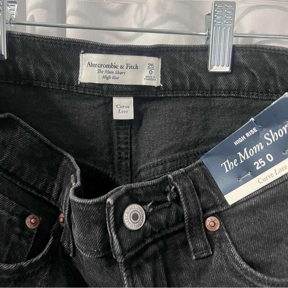 Abercrombie & Fitch The Mom Short Black Denim - Picture 3 of 4
